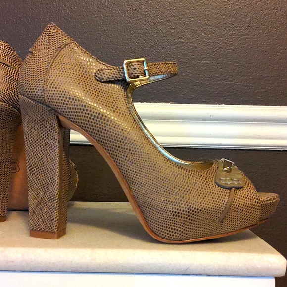 Juicy Couture taupe block heel platform peep toe lizard textured heels s… - Picture 4 of 10
